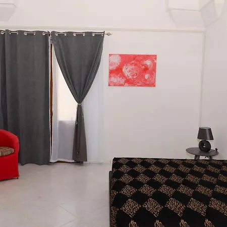 Nic.Ade فندق مبيت وإفطار *